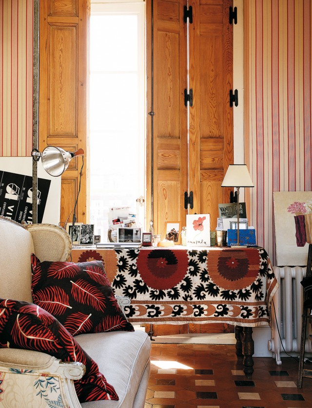 Suzani tablecloth in Carolina Herrera's home