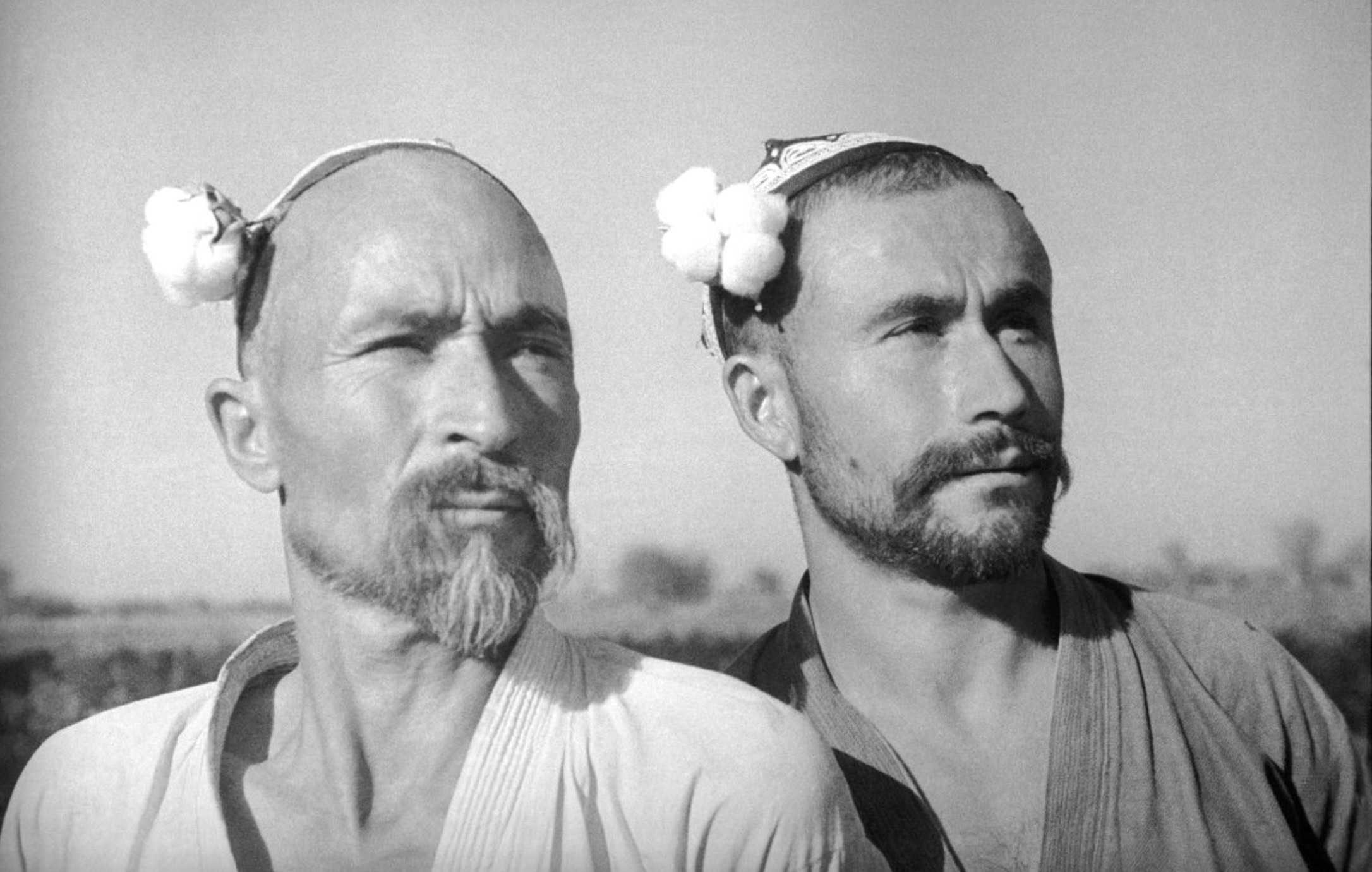 Cotton pickers. Photo by Max Penson, Uzbek SSR, 1930s.